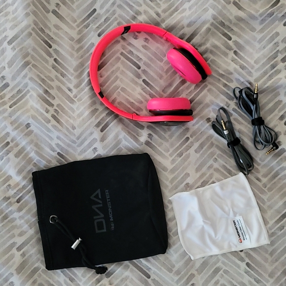 Monster DNA Pink & Black Headphones - Picture 3 of 14